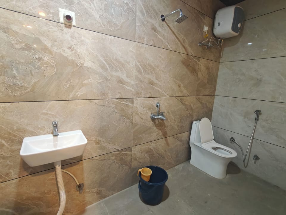 Deluxe Quadruple Room | Bathroom | Shower, slippers, towels, soap