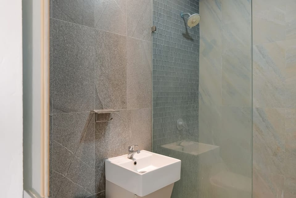 Deluxe Double Room | Bathroom | Bidet