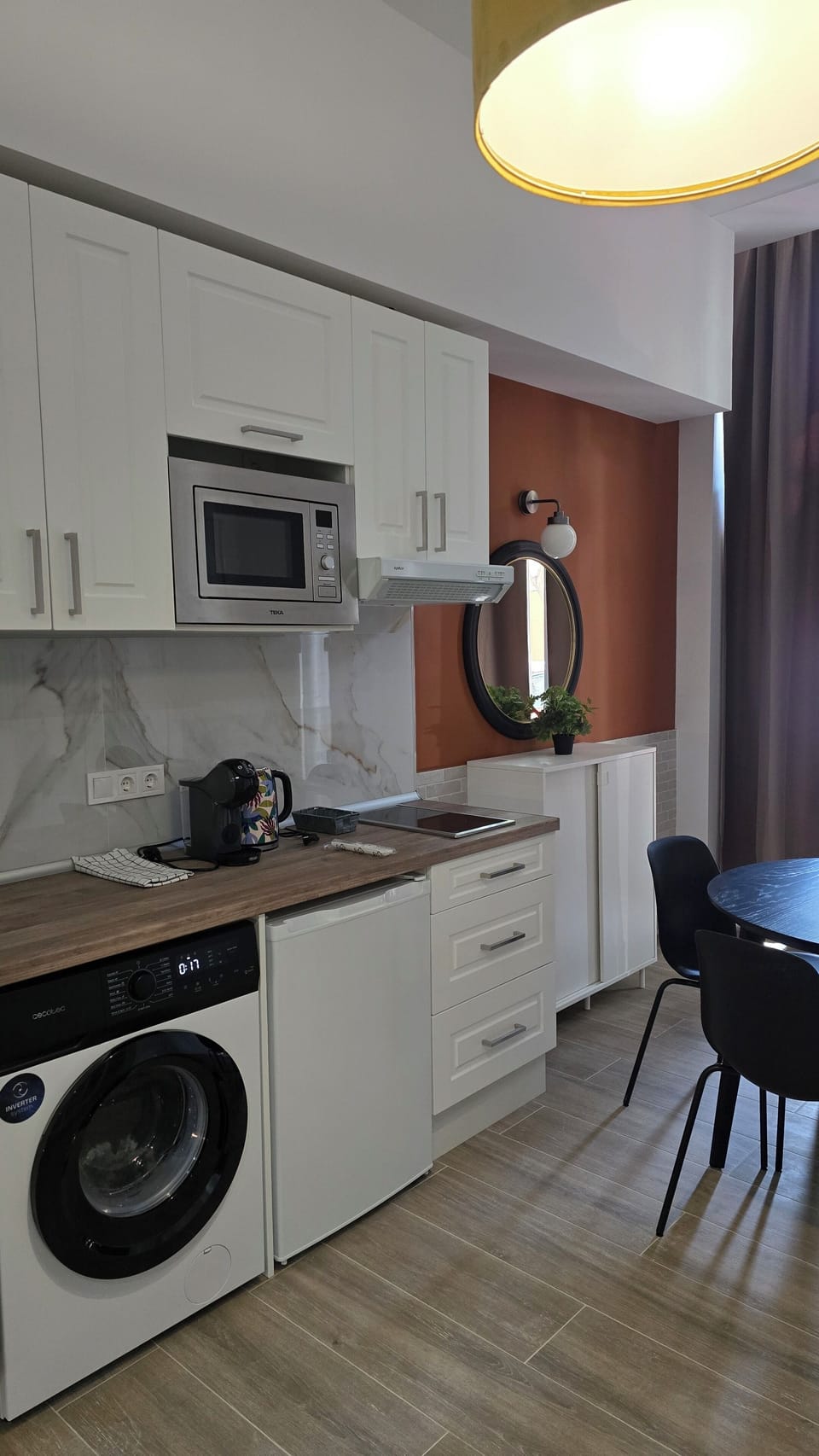 Family Apartment, Non Smoking | Private kitchen | Mini-fridge, microwave, oven, electric kettle
