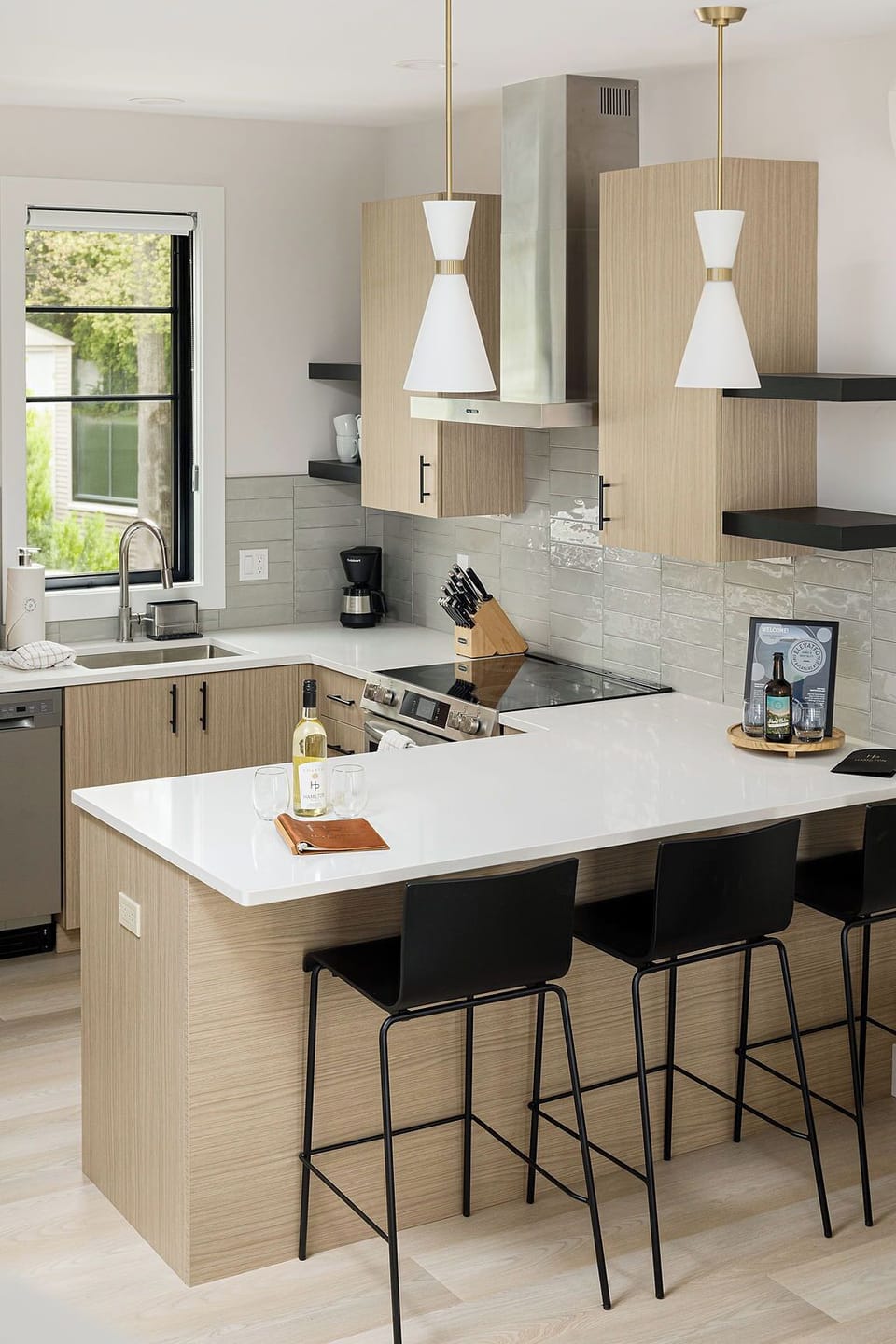 Full-size fridge, microwave, oven, stovetop