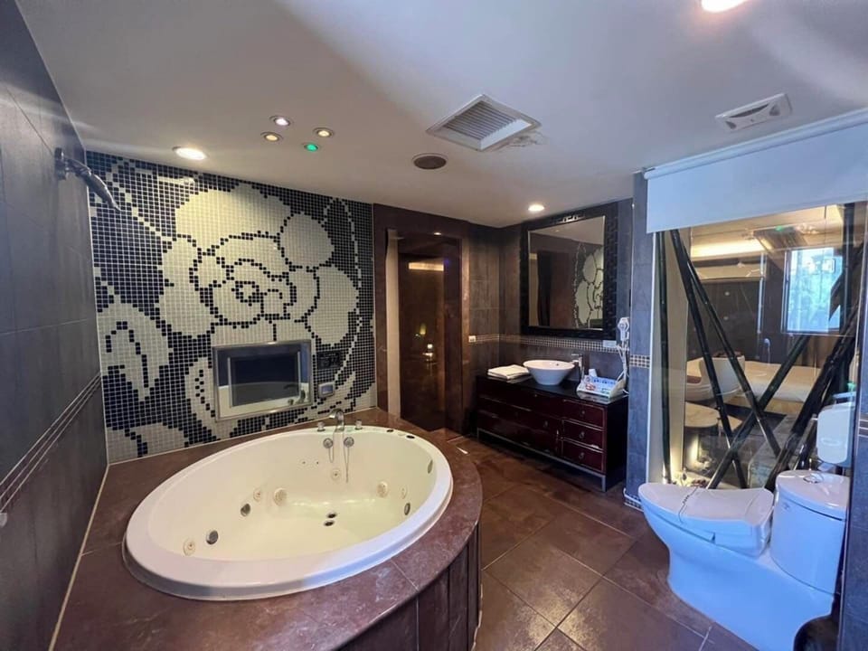 Deluxe Double Room, City View | Bathroom | Hair dryer, towels, shampoo, toilet paper