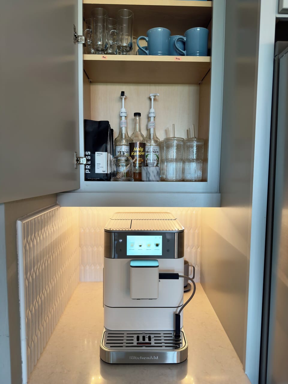Coffee bar with fully automated espresso machine and syrups