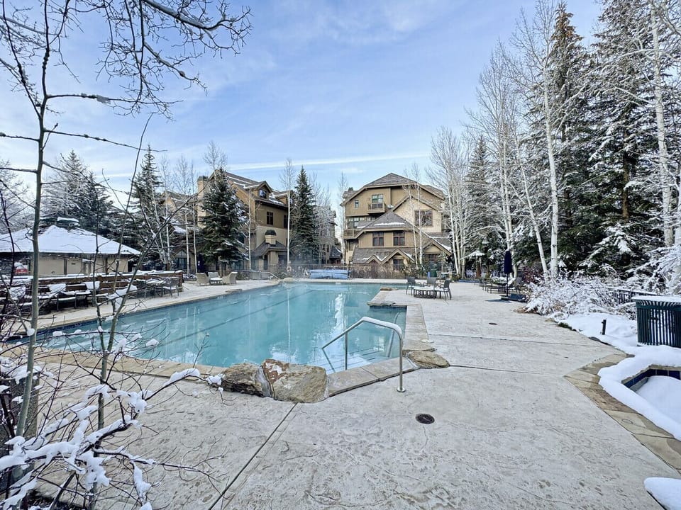 Enjoy the heated community pool at Arrowhead Village, a perfect retreat after skiing Beaver Creek. Warm, relaxing waters await, just steps from your stay. Open year-round, it’s ideal for families and groups seeking comfort and convenience during your ski