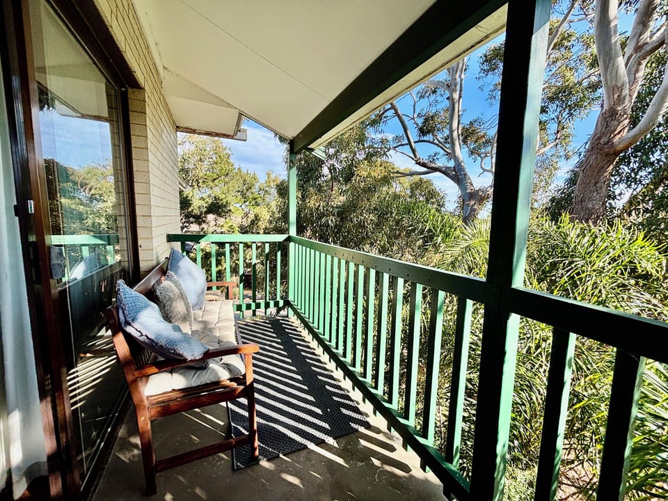 “Brilliant location, very peaceful up in the trees.” — Mollie, Nov 2025