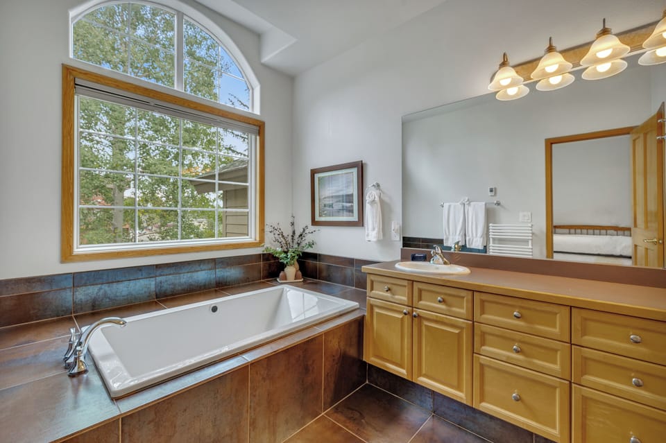 Master en suite bathroom