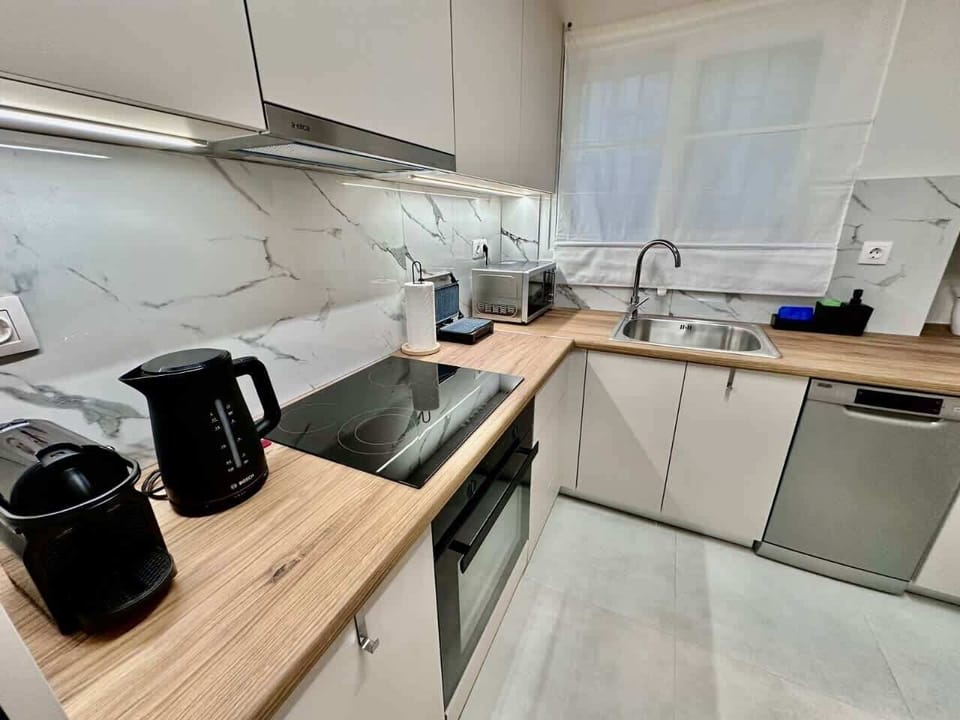 Sleek cooking zone with modern appliances for easy breakfasts before exploring nearby landmarks.




