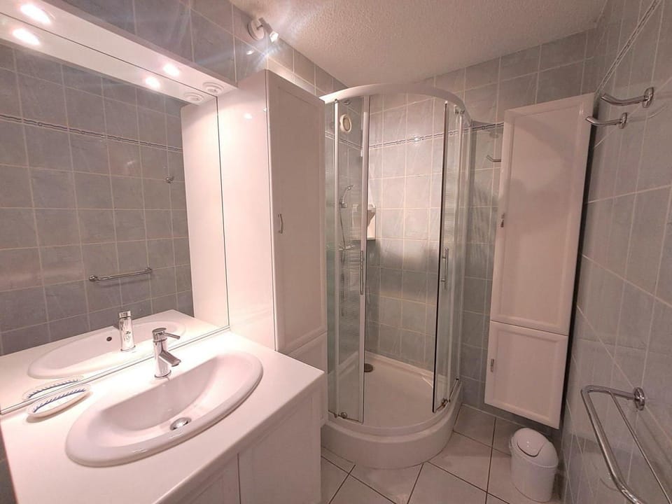 50m from ski slopes, 2nd floor, view ski slopes, balcony, tv, 42m², Les 2 Alpes Apartment in Les Deux Alpes