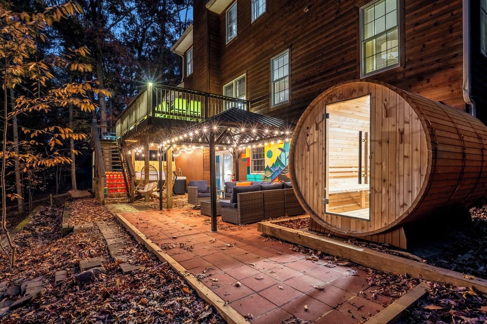 End the night in the glow of string lights and a warm sauna — pure getaway magic