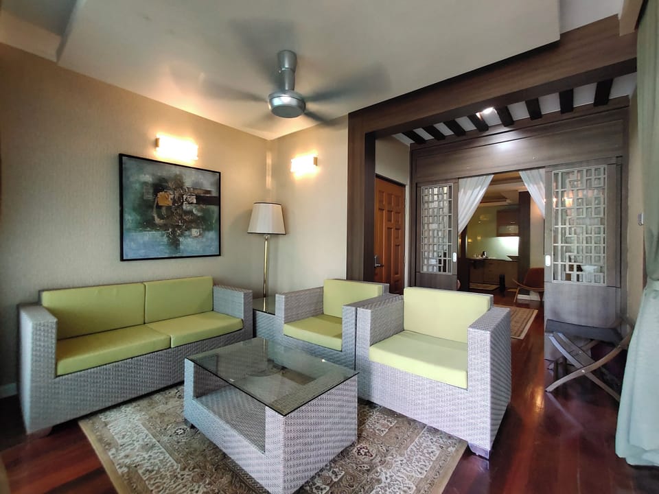 Premium Triple Room | Living area