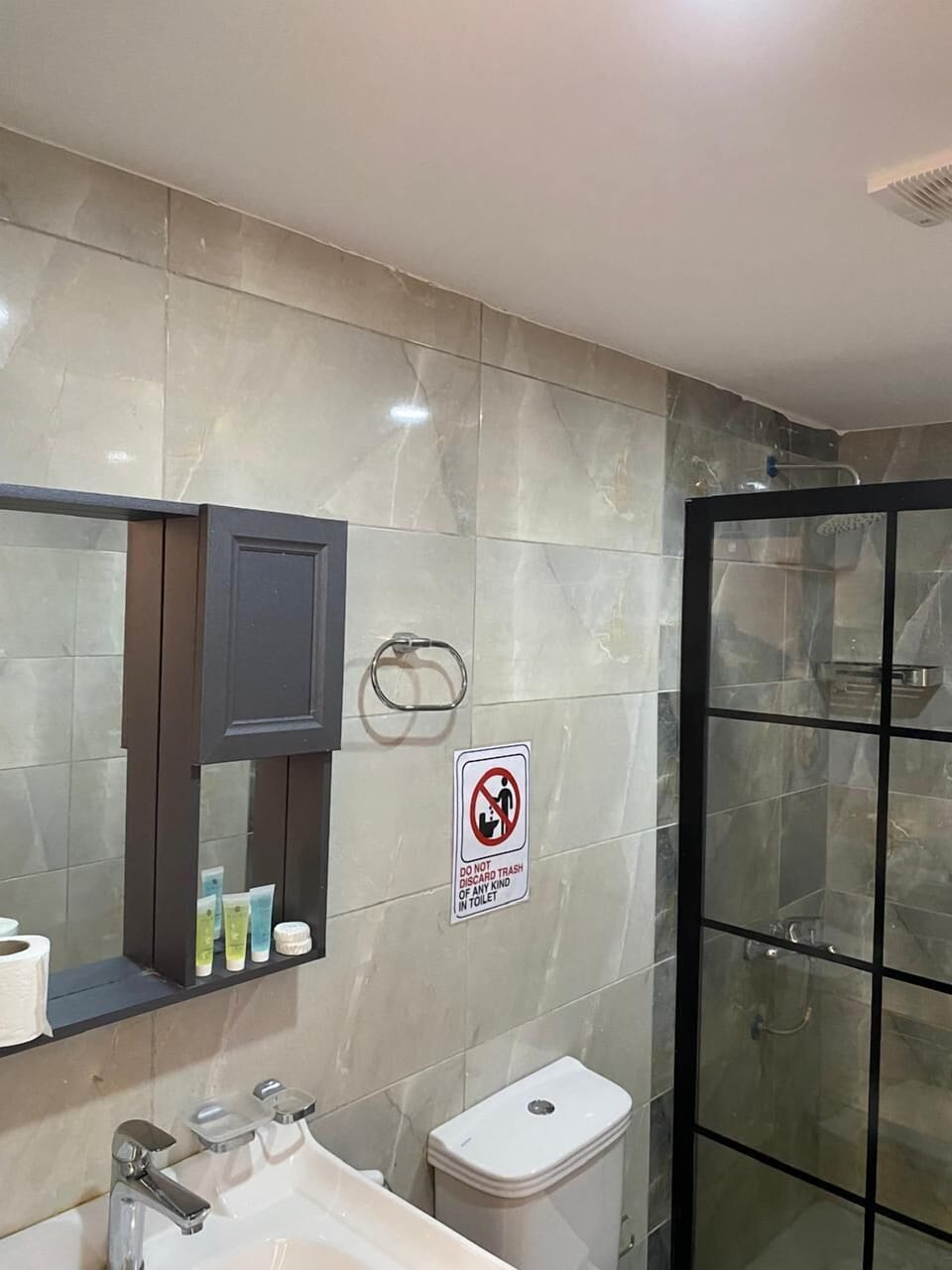 Combined shower/tub, towels, soap, shampoo