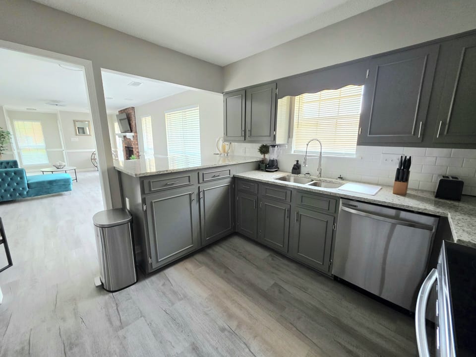 Full Gourmet Kitchen w/ cooking ware, blender, Keurig Coffee maker & K pods