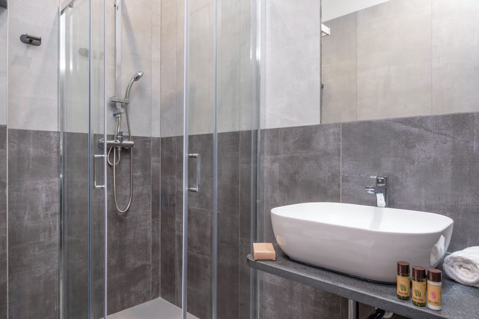 Superior Double or Twin Room | Bathroom | Deep soaking tub, rainfall showerhead, free toiletries, hair dryer