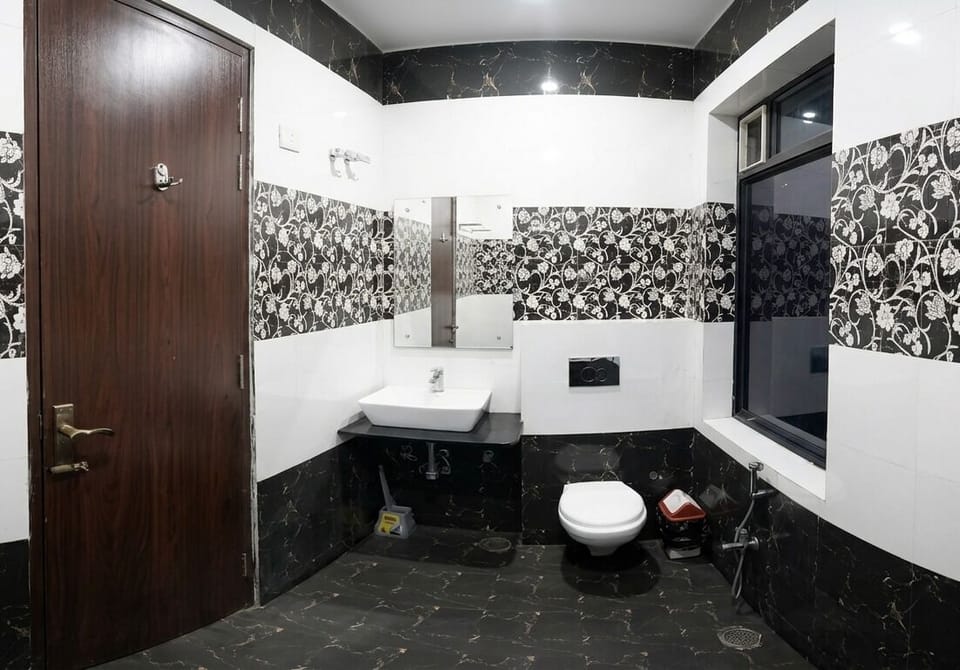 Shower, free toiletries, towels, soap
