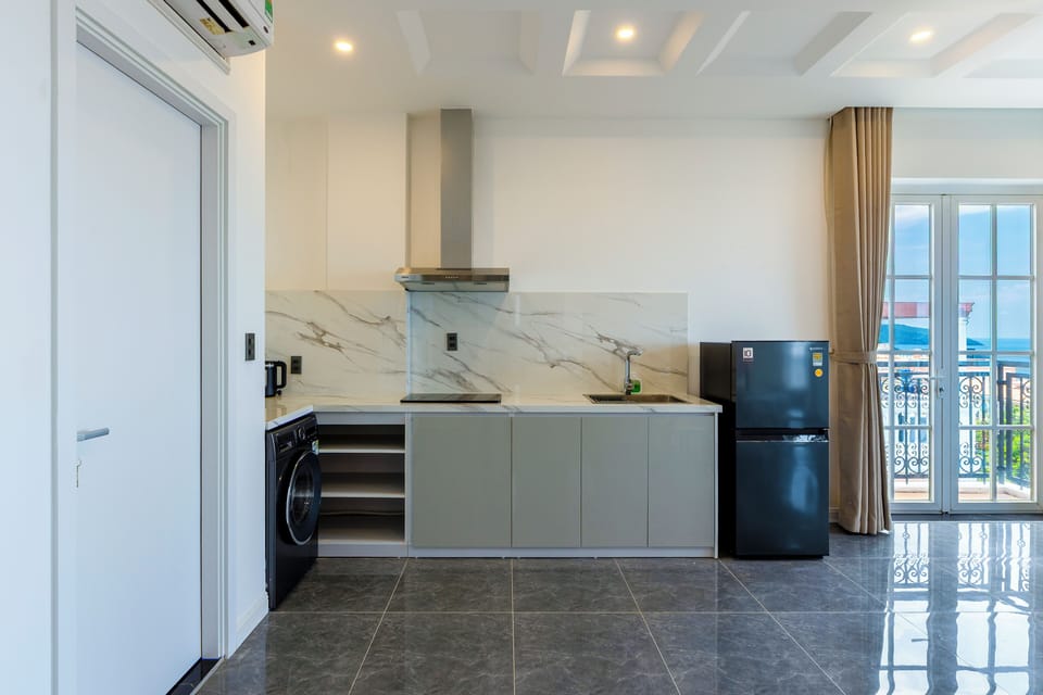 Deluxe Quadruple Room, Balcony, Beach View | Private kitchen