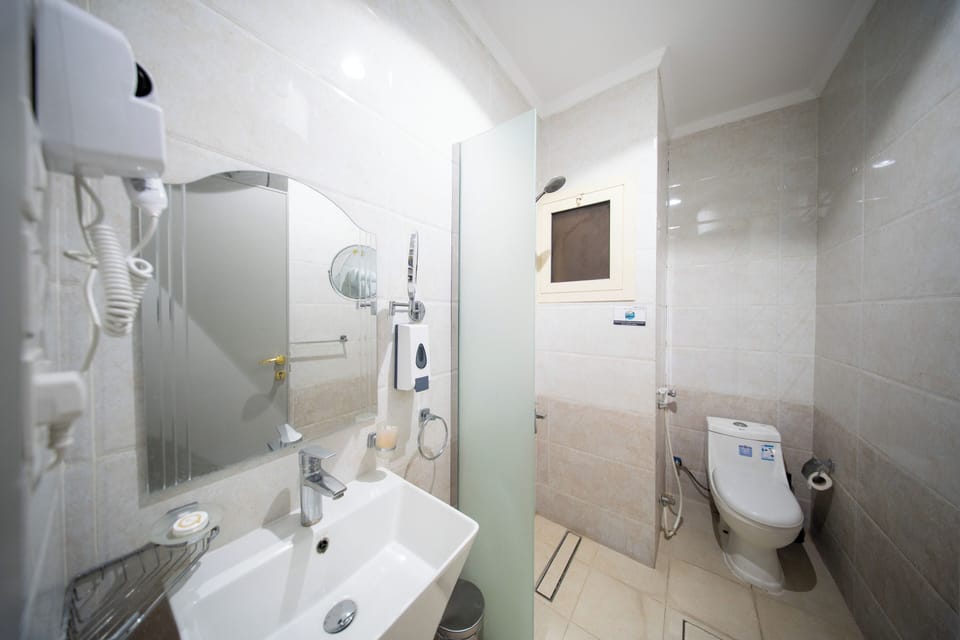 Combined shower/tub, slippers, bidet, towels