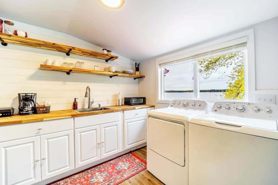 Unit 1A: Small kitchen (no stove)