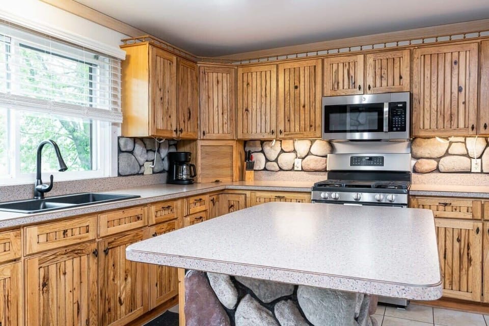 Unit 1B: Fully stocked kitchen