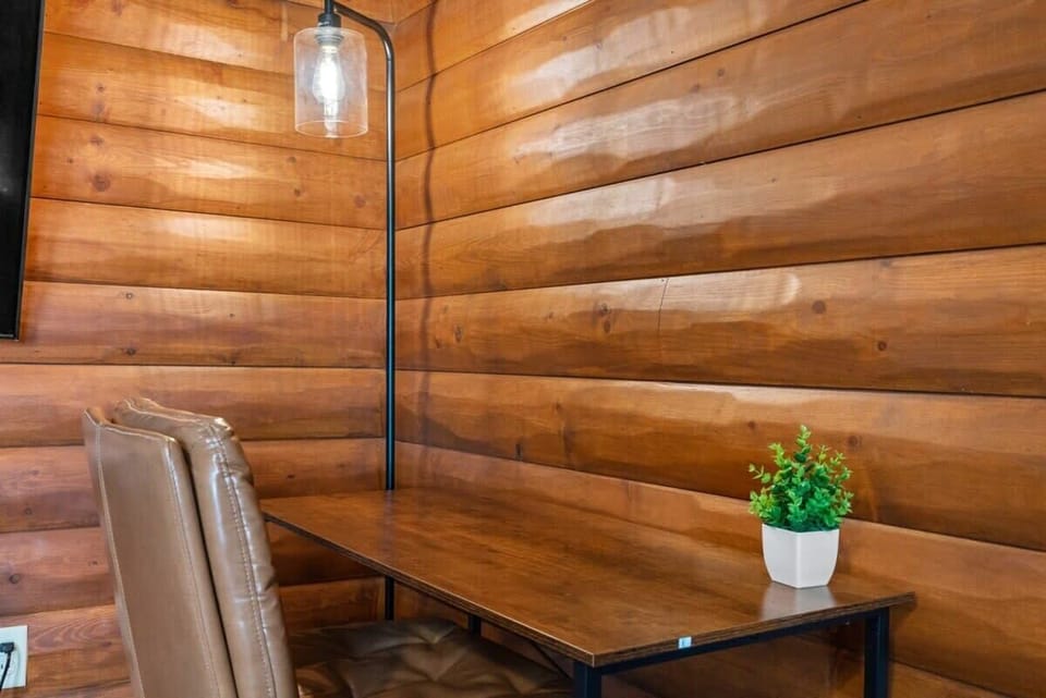 Unit 1B: Office area