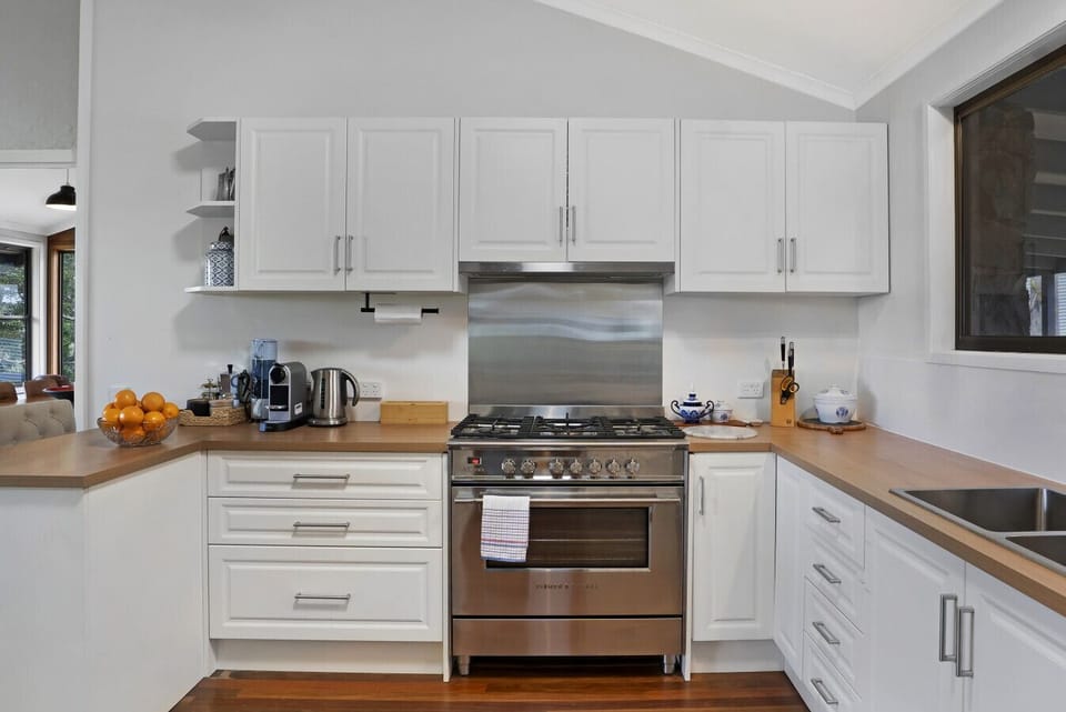 Fully equipped kitchen with breakfast bar