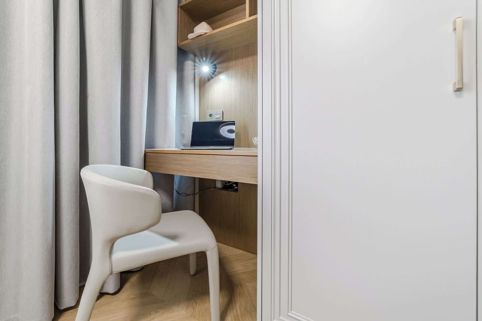 Cozy Workspace with Natural Light – Perfect for Reading or Remote Work