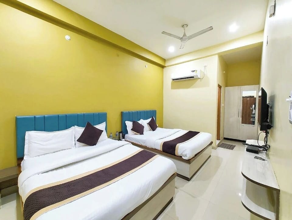 Deluxe Quadruple Room, Air conditioning | Hypo-allergenic bedding, in-room safe, desk, soundproofing