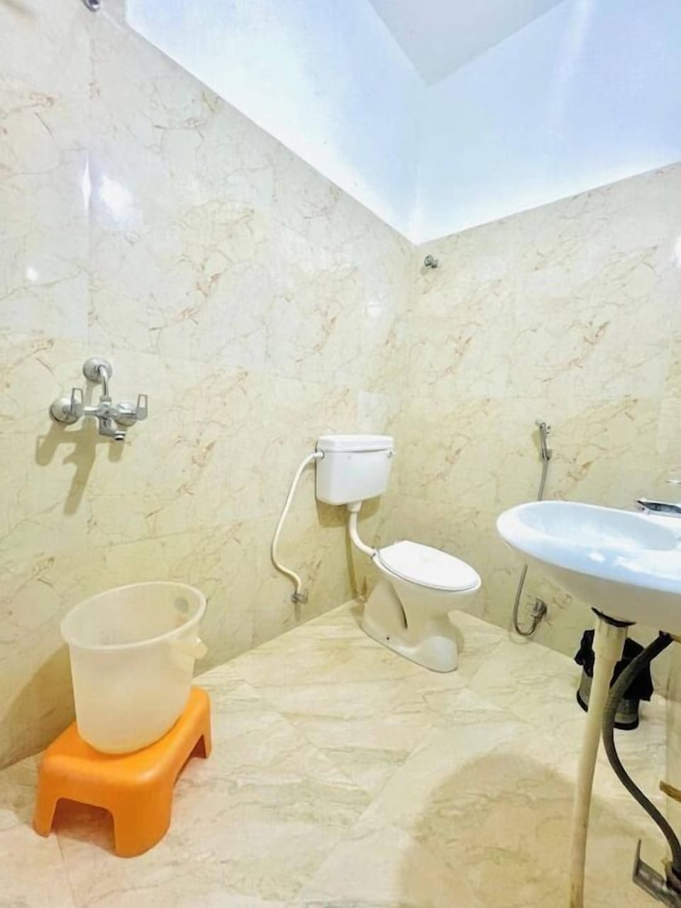 Shower, rainfall showerhead, free toiletries, slippers