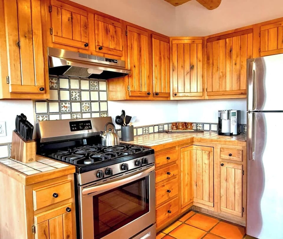 Full kitchen.