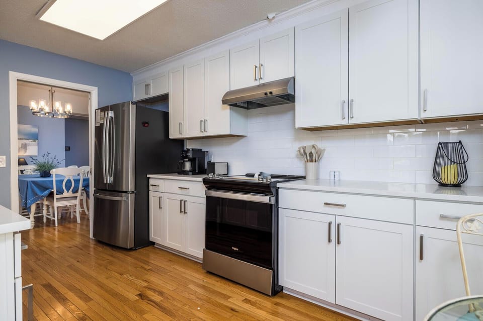 Well-equipped kitchen with eating area