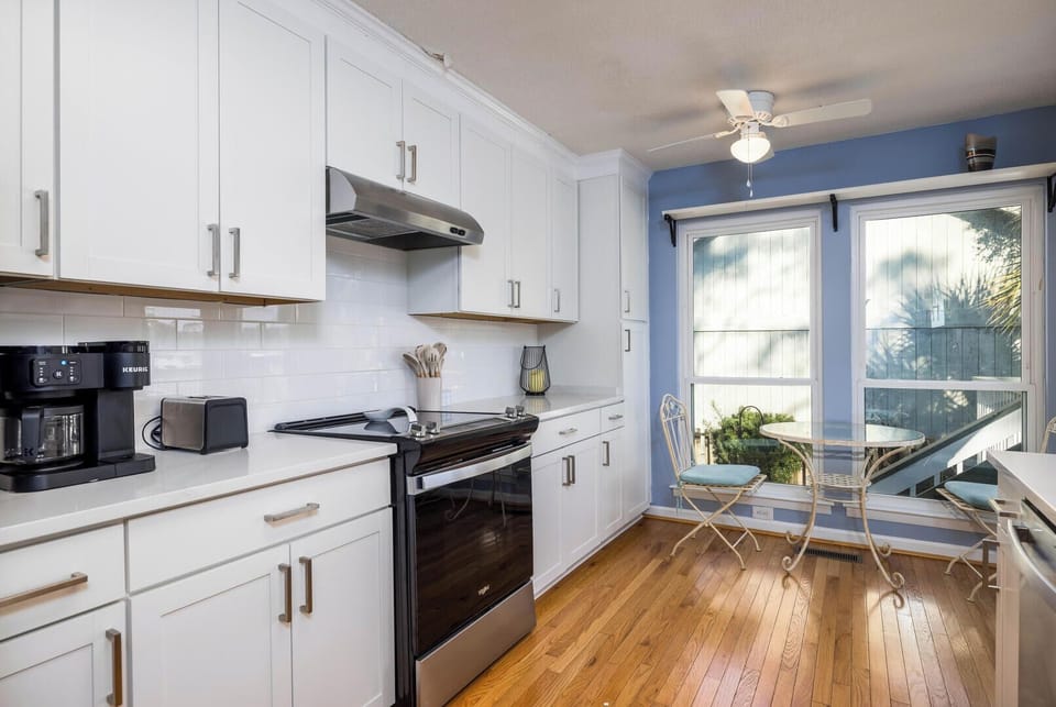 Well-equipped kitchen with eating area