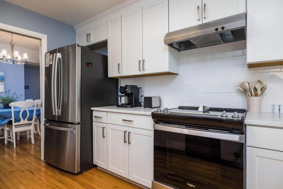 Well-equipped kitchen with eating area