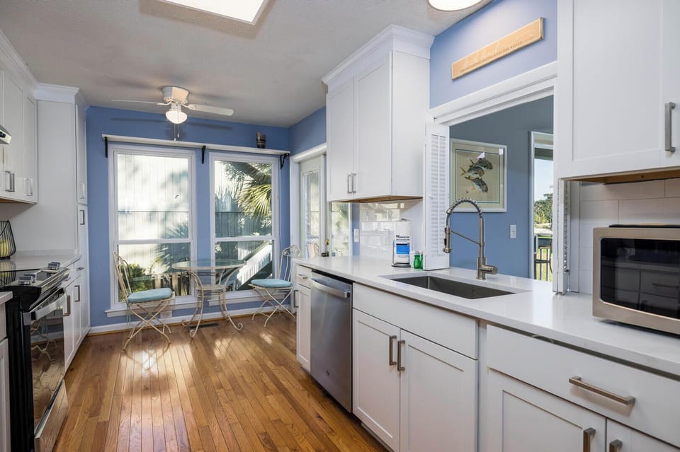 Well-equipped kitchen with eating area