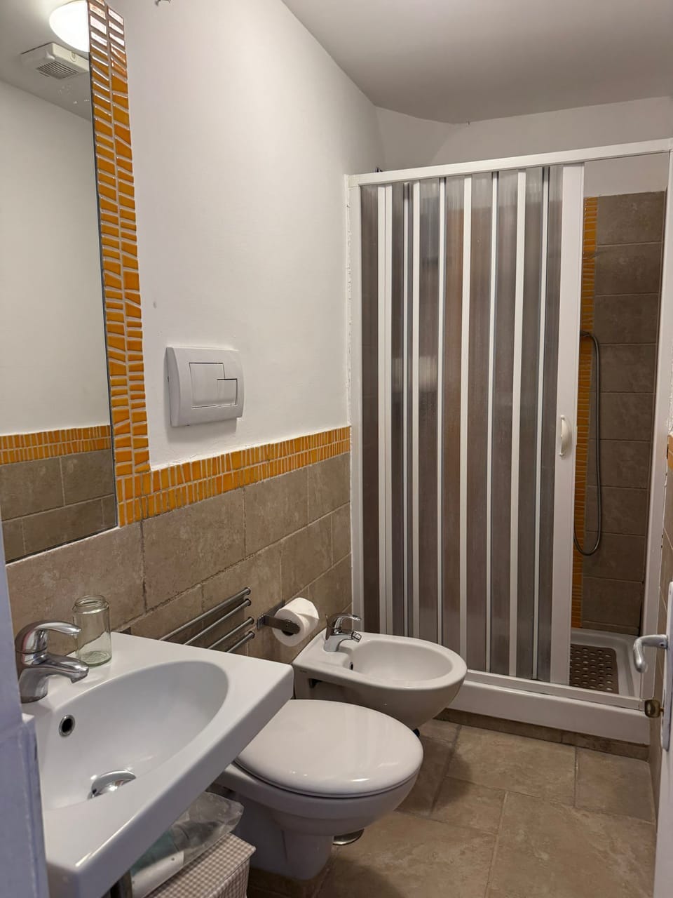 Shower, free toiletries, bidet, towels