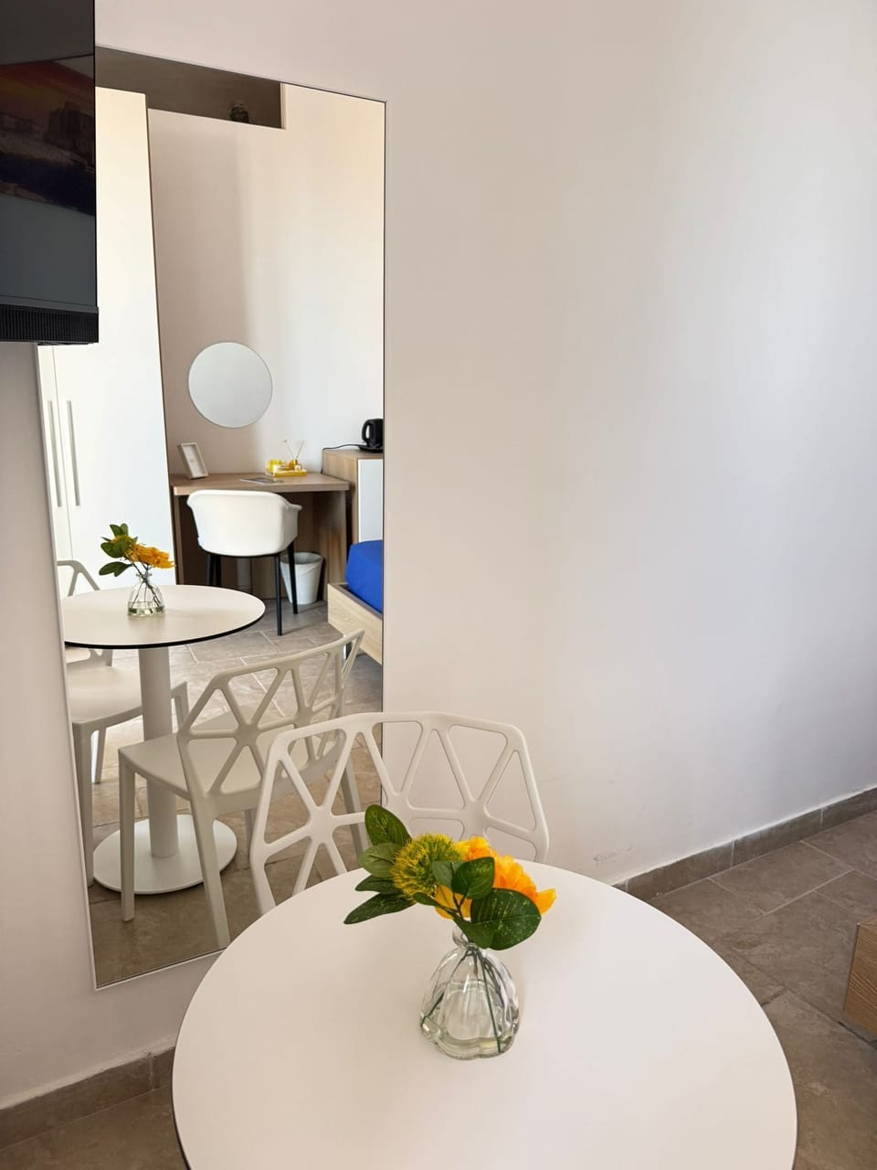 Deluxe Room, 1 Queen Bed, Sea View | Desk, free WiFi