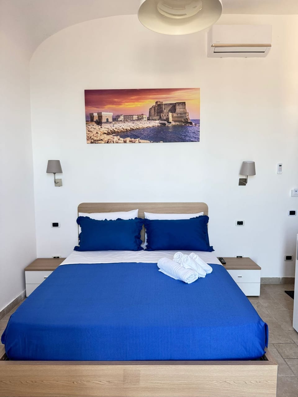 Deluxe Room, 1 Queen Bed, Sea View | Desk, free WiFi