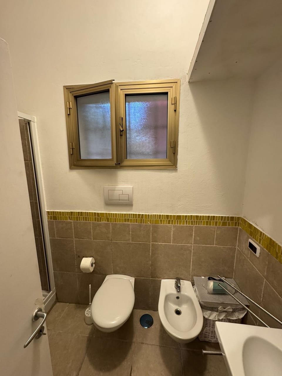 Basic Room, Multiple Beds | Bathroom | Shower, free toiletries, bidet, towels