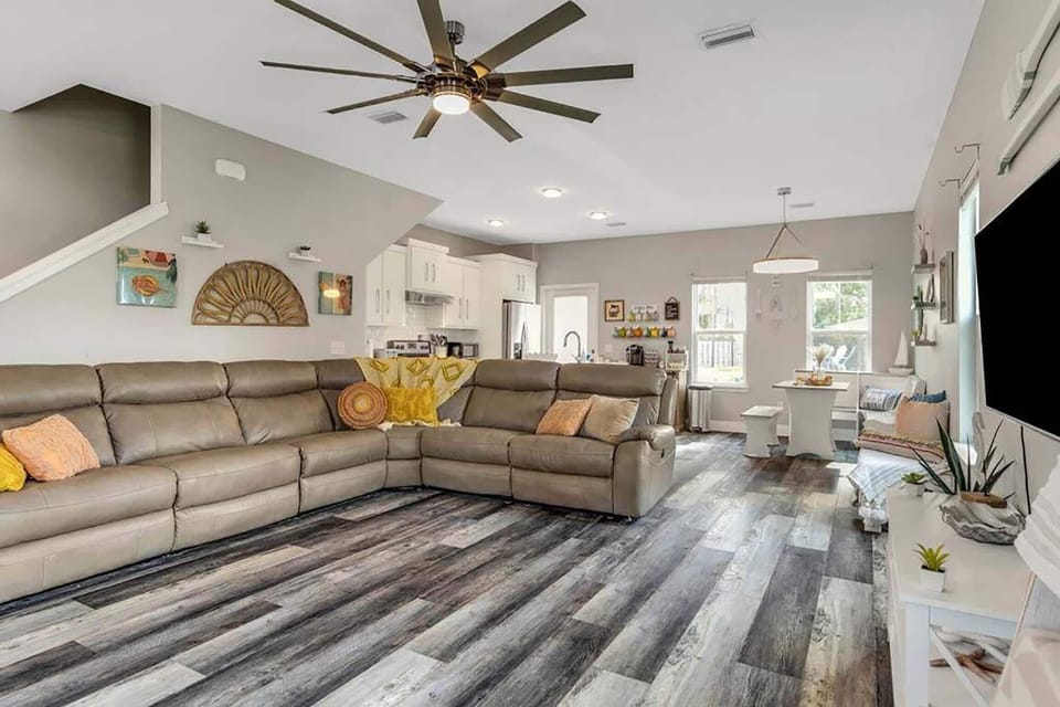 House, Multiple Beds (Sunny Daze) | Living area