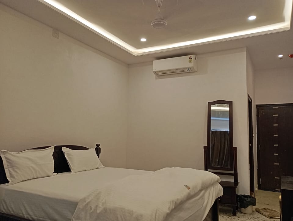 Comfort Room, City View | Desk, laptop workspace, soundproofing