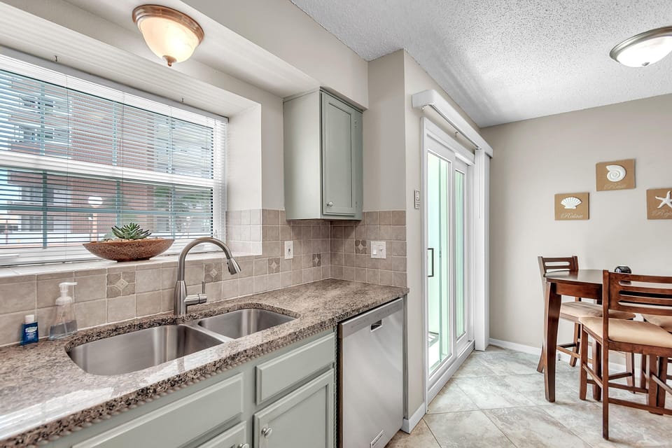 House, 2 Queen Beds (Sunset Reef 112) | Private kitchen | Oven, toaster
