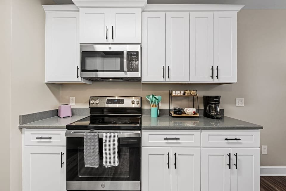 Right unit - Fully-stocked kitchen with coffee station