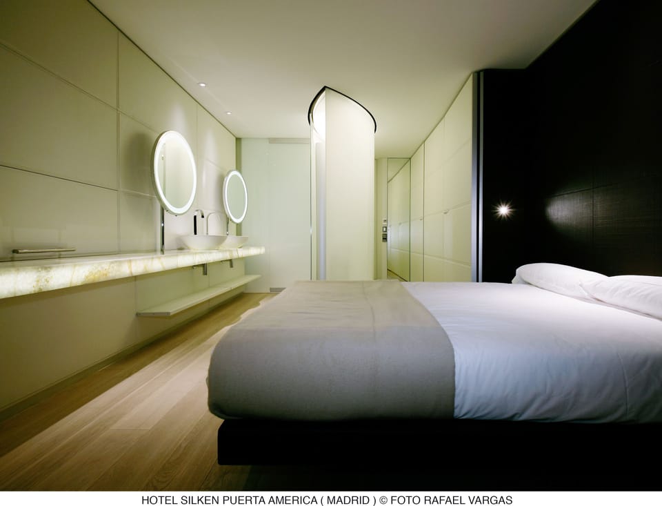 Deluxe Room | In-room safe, desk, blackout drapes, soundproofing