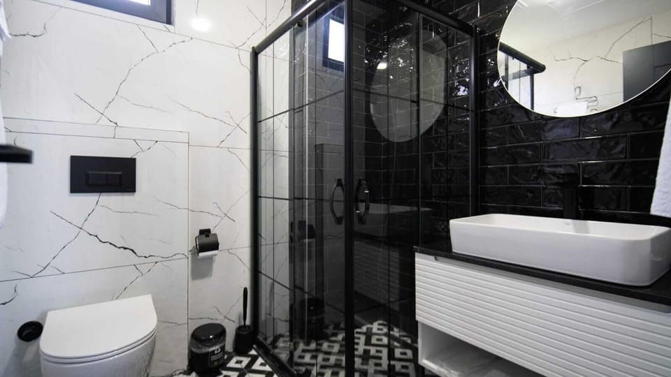 Deluxe Suite, 1 Bedroom, Balcony, Sea View | In-room safe, desk, blackout drapes, soundproofing