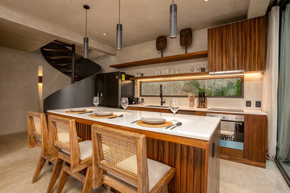 A modern, fully equipped kitchen, perfect for preparing your favorite dishes. Enjoy a relaxed breakfast at this breakfast bar, your ideal space to start the day in Tulum