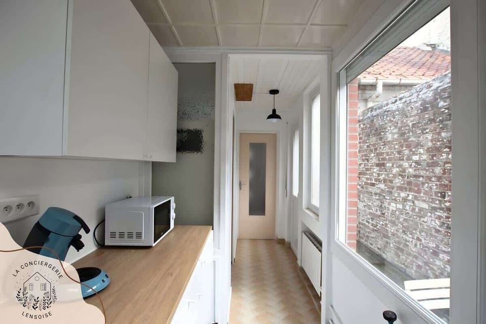 CUISINE VUE SUR LE COULOIR 
COURETTE A DROITE