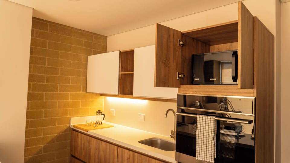 Full-size fridge, microwave, oven, stovetop