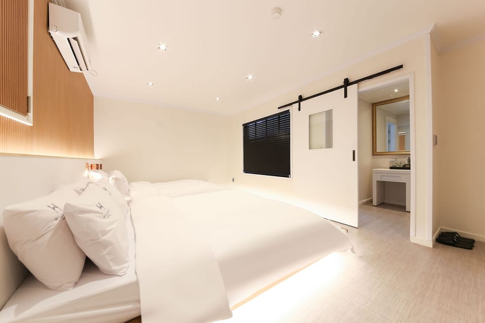 Family Twin Room, City View | Desk, laptop workspace, soundproofing, free WiFi
