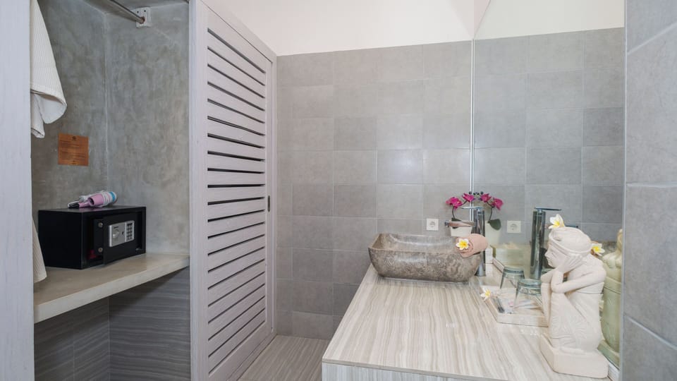 Villa, Pool View | Bathroom | Free toiletries, bathrobes, towels, soap