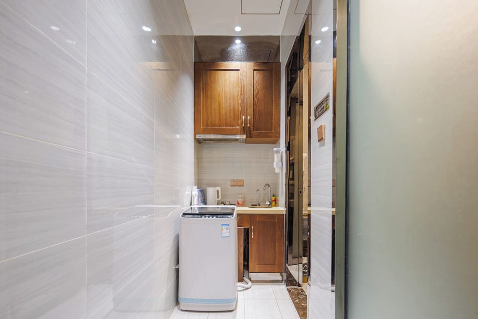 Comfort Twin Room | Private kitchenette | Stovetop, cookware/dishes/utensils