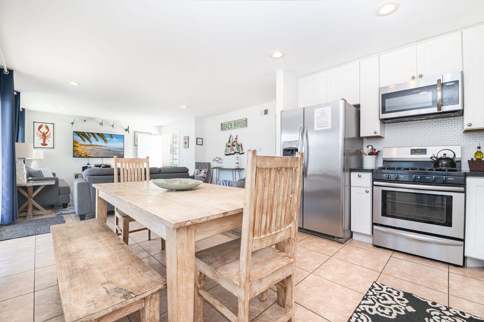 Kitchen is stocked with dishes, cooking, baking and meal prep gear. All standard large and small appliances included. Guests must provide their own food, drinks, spices, and condiments.
                
