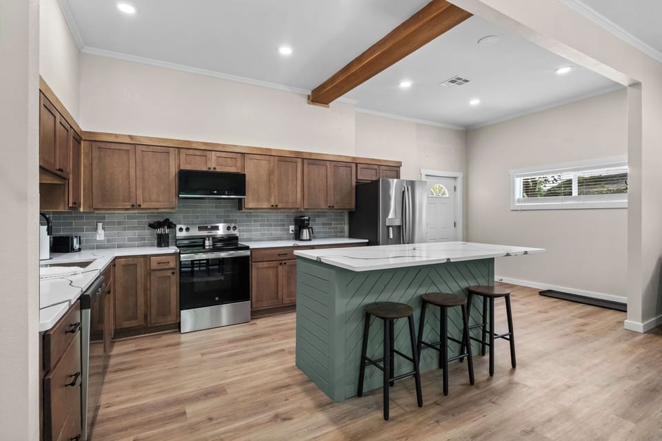 Side entry (main access) leads into the kitchen & dining areas!