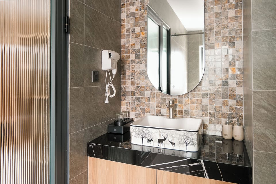 Deluxe Double Room, Bathtub | Bathroom | Designer toiletries, hair dryer, slippers, bidet